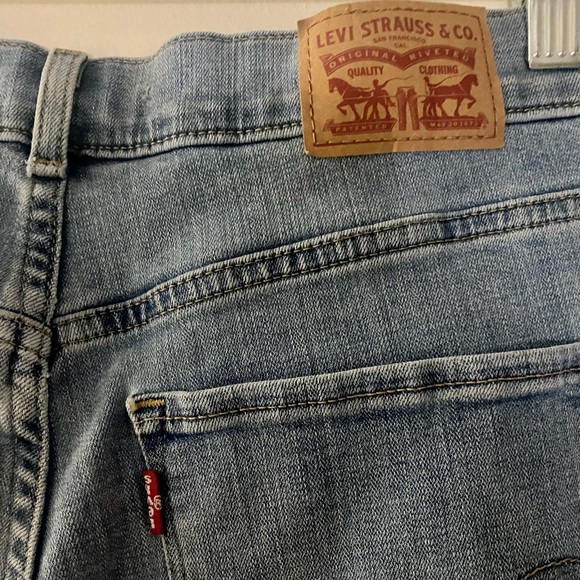 Levi's // Classic Capri Jean (8 - Light Wash) - Picture 3 of 6